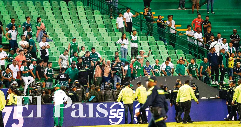 Los hinchas se meten a la cancha y causan desmanes y temor. 