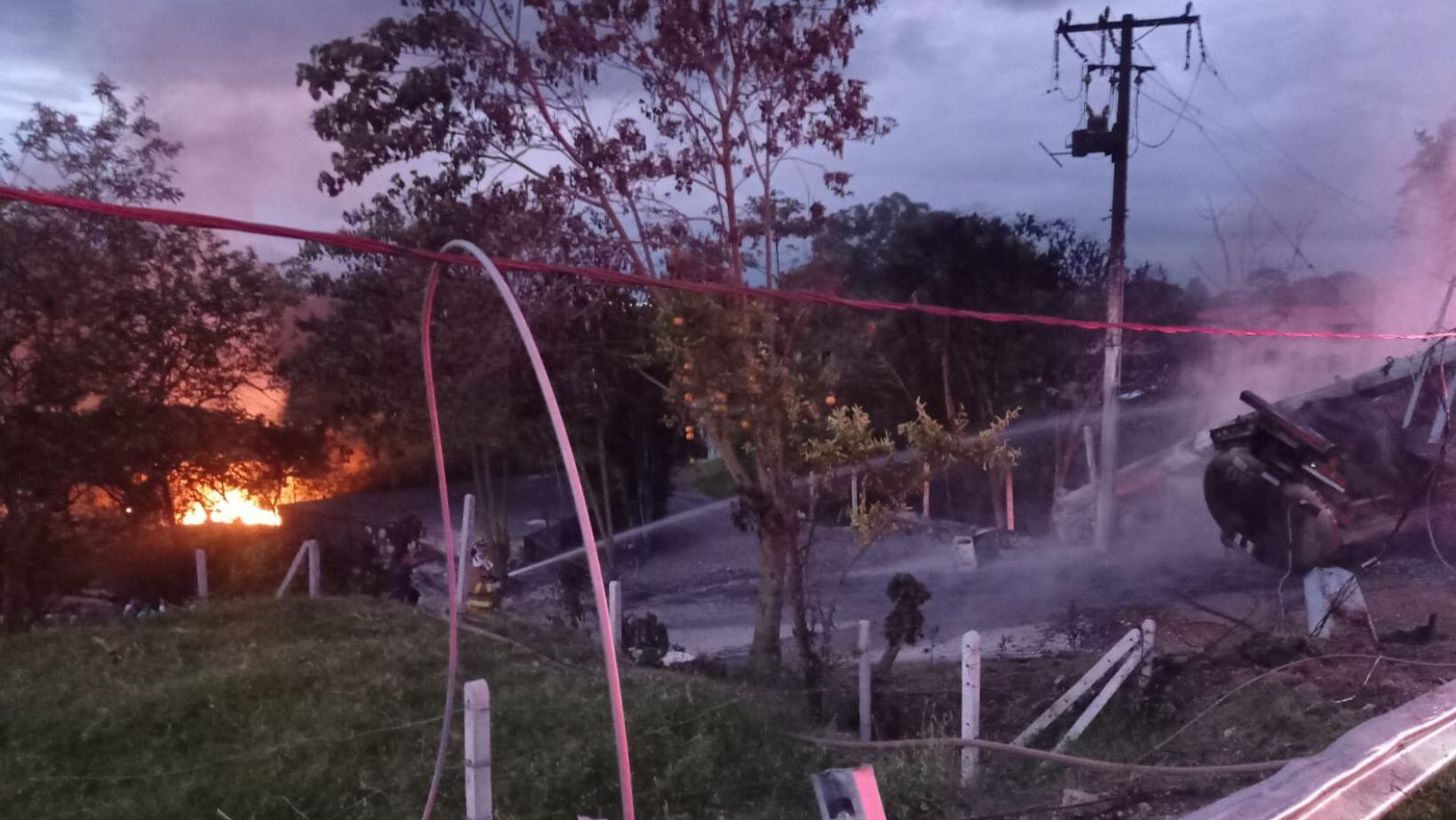 El siniestro dejó un vehículo incendiado
