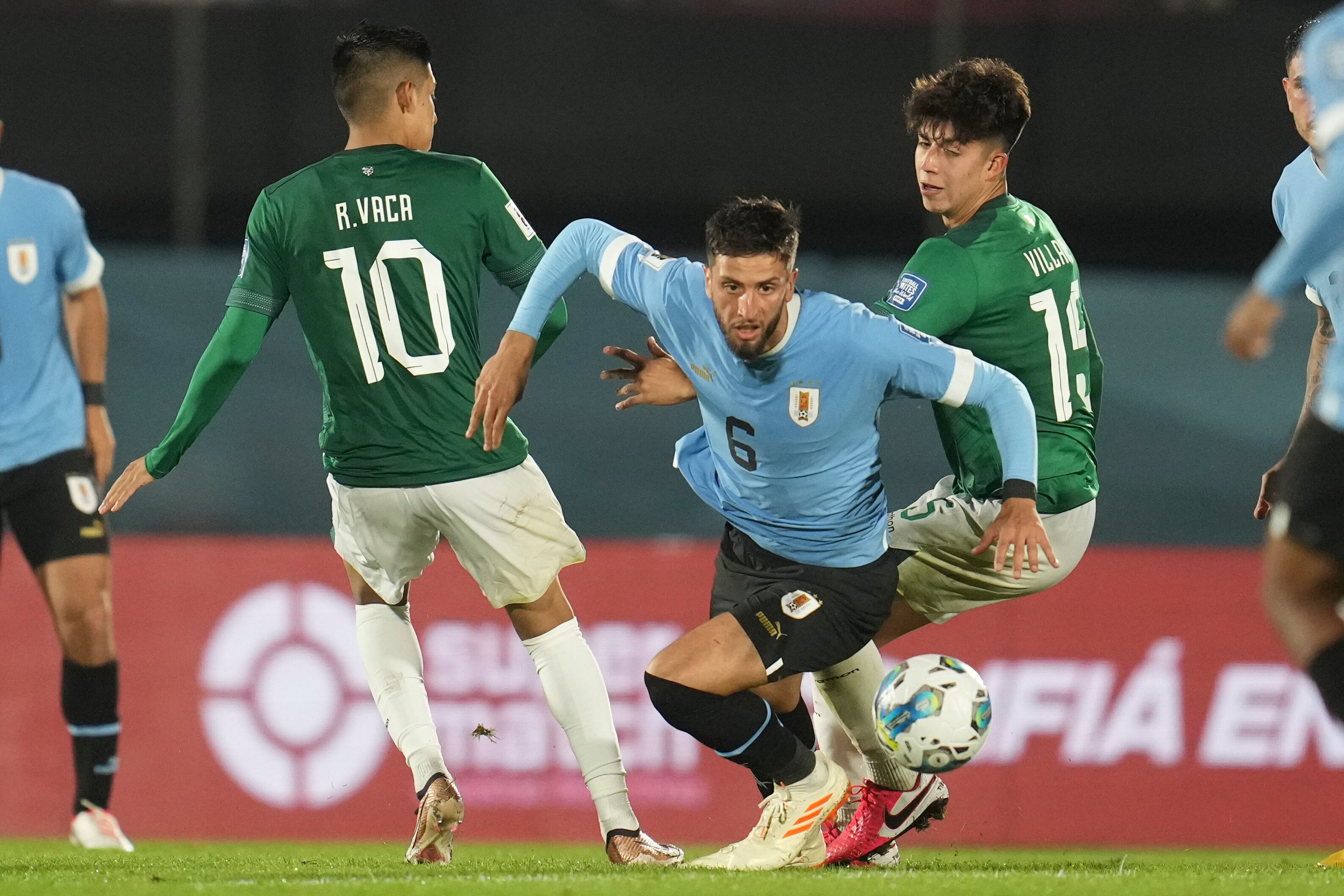 El delantero del Liverpool inglés Darwin Núñez marcó dos goles de la Celeste, a los 15 y a los 71 y el restante fue un autogol del boliviano Gabriel Villamil, a los 39.