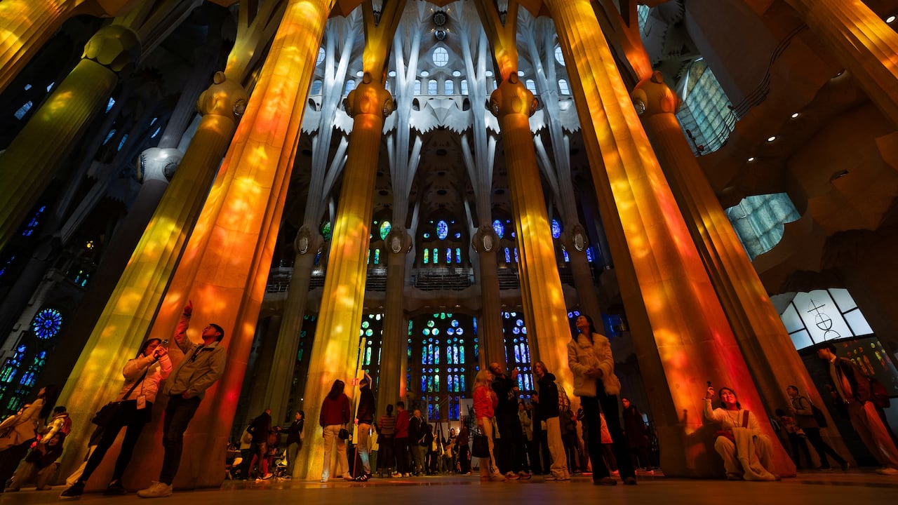 Turistas en la Basílica de la Sagrada Familia, del arquitecto español Antoni Gaudí en Barcelona. Gaudí fue un arquitecto extraordinario, creador de la Sagrada Familia y del Parque Güell, e ícono del turismo barcelonés, pero también un católico devoto que ahora está cada vez más cerca de la beatificación que un grupo de admiradores en Barcelona propuso en su momento.