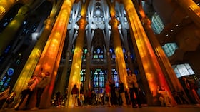 Turistas en la Basílica de la Sagrada Familia del arquitecto español Antoni Gaudí en Barcelona. Gaudí fue un arquitecto extraordinario, creador de la Sagrada Familia y del Parque Güell, e ícono del turismo barcelonés, pero también un católico devoto que ahora está cada vez más cerca de la beatificación que un grupo de admiradores en Barcelona le propuso en su momento. Casi cinco millones de personas entraron a la Sagrada Familia con entrada el año pasado, convirtiéndola en el monumento de pago más visitado de España. Foto: Josep LAGO / AFP.