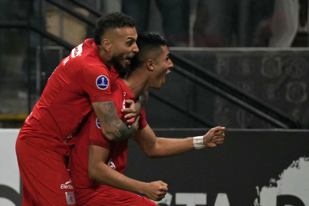 Navarro y Vergara festejan gol.