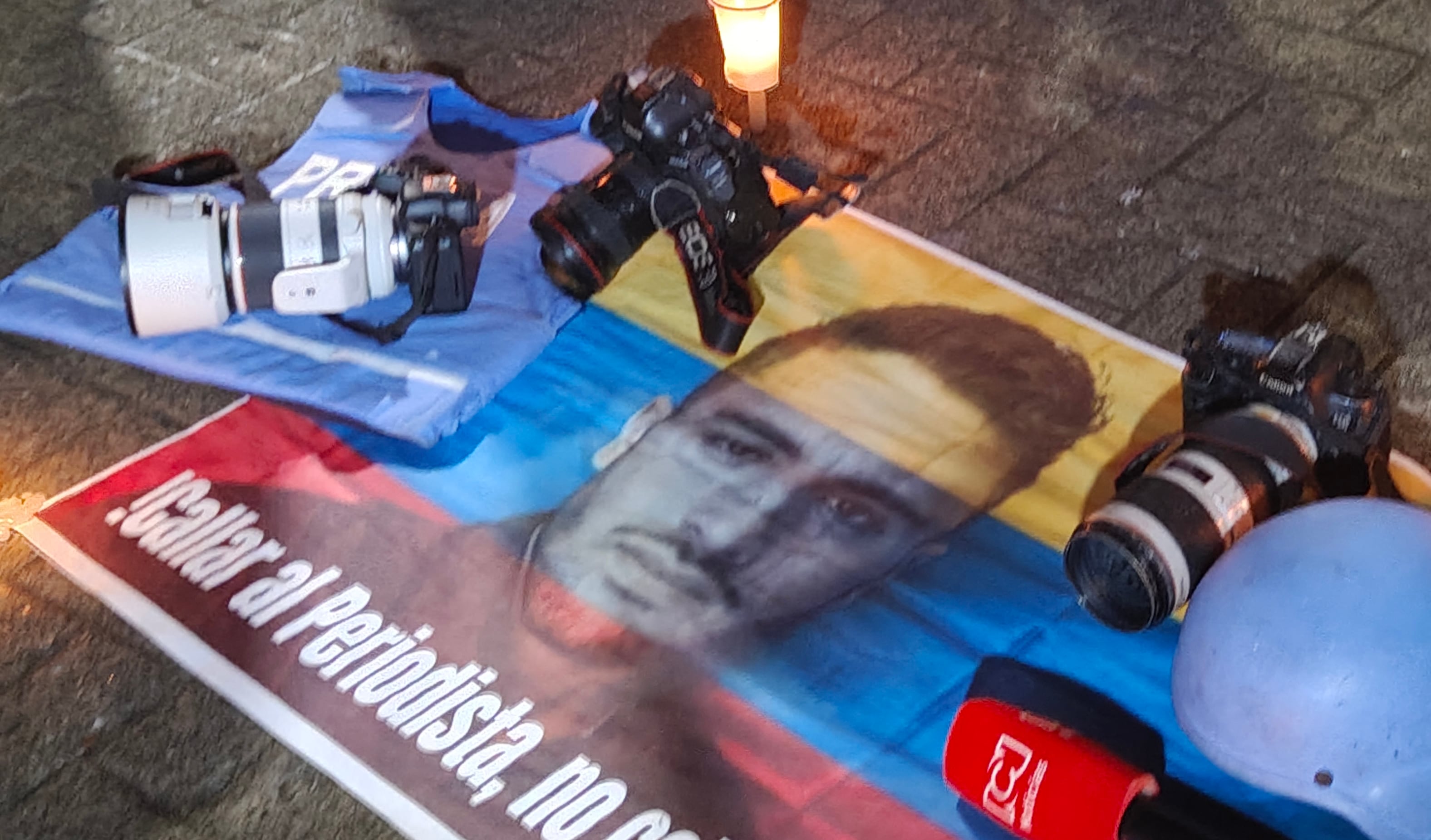 Cali: Reporteros gráficos, camarógrafos y periodistas del Círculo de Reporteros Gráficos del Valle del Cauca, levantaron su voz durante un plantón en el bulevar del río en Cali, en contra del asesinato del periodista Mateo Pérez en Briceños, Antioquia.
