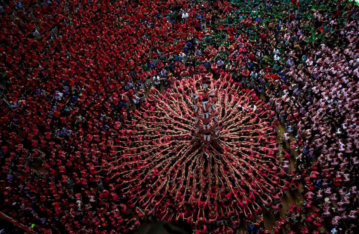Los miembros de la "Vella de Xiquets de Valls" intentan completar su torre humana durante el XXVI Concurso de la Torre Humana en Tarragona, España, el 2 de octubre de 2016. La tradición de construir torres humanas, o Castells, data del siglo XVIII y se desarrolla durante los festivales de Cataluña, donde los equipos compiten para construir las torres más altas y complicadas. La estructura de los castells varía dependiendo de su complejidad. Un castell se considera completamente exitoso cuando se carga y descarga sin desmoronarse. El más alto de la historia era una estructura de 10 pisos con 3 personas en cada piso. En 2010 los castells fueron declarados por la UNESCO como una de las obras maestras del patrimonio oral e inmaterial de la humanidad. Foto: Emilio Morenatti / AP