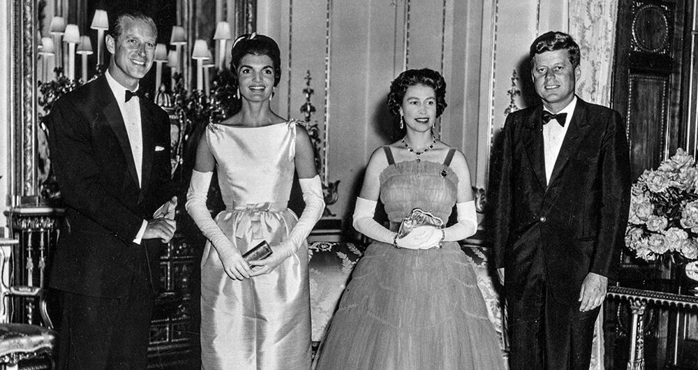 1961: Se reúnen el duque de Edimburgo, Jacqueline Kennedy, la reina Isabel II y el presidente John F. Kennedy en una cena de Estado en el Palacio de Buckingham.