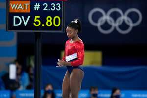 La gimnasta estadounidense Simone Biles espera para realizar un salto en potro en la final por equipos de la gimnasia, en los Juegos de Tokio, el 27 de julio de 2021, en Tokio. (AP Foto/Gregory Bull)
