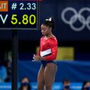 La gimnasta estadounidense Simone Biles espera para realizar un salto en potro en la final por equipos de la gimnasia, en los Juegos de Tokio, el 27 de julio de 2021, en Tokio. (AP Foto/Gregory Bull)