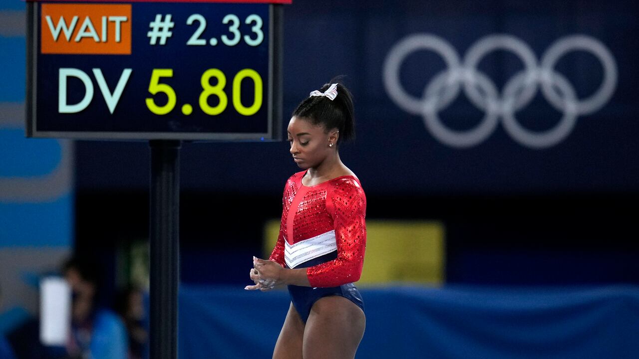 La gimnasta estadounidense Simone Biles espera para realizar un salto en potro en la final por equipos de la gimnasia, en los Juegos de Tokio, el 27 de julio de 2021, en Tokio. (AP Foto/Gregory Bull)