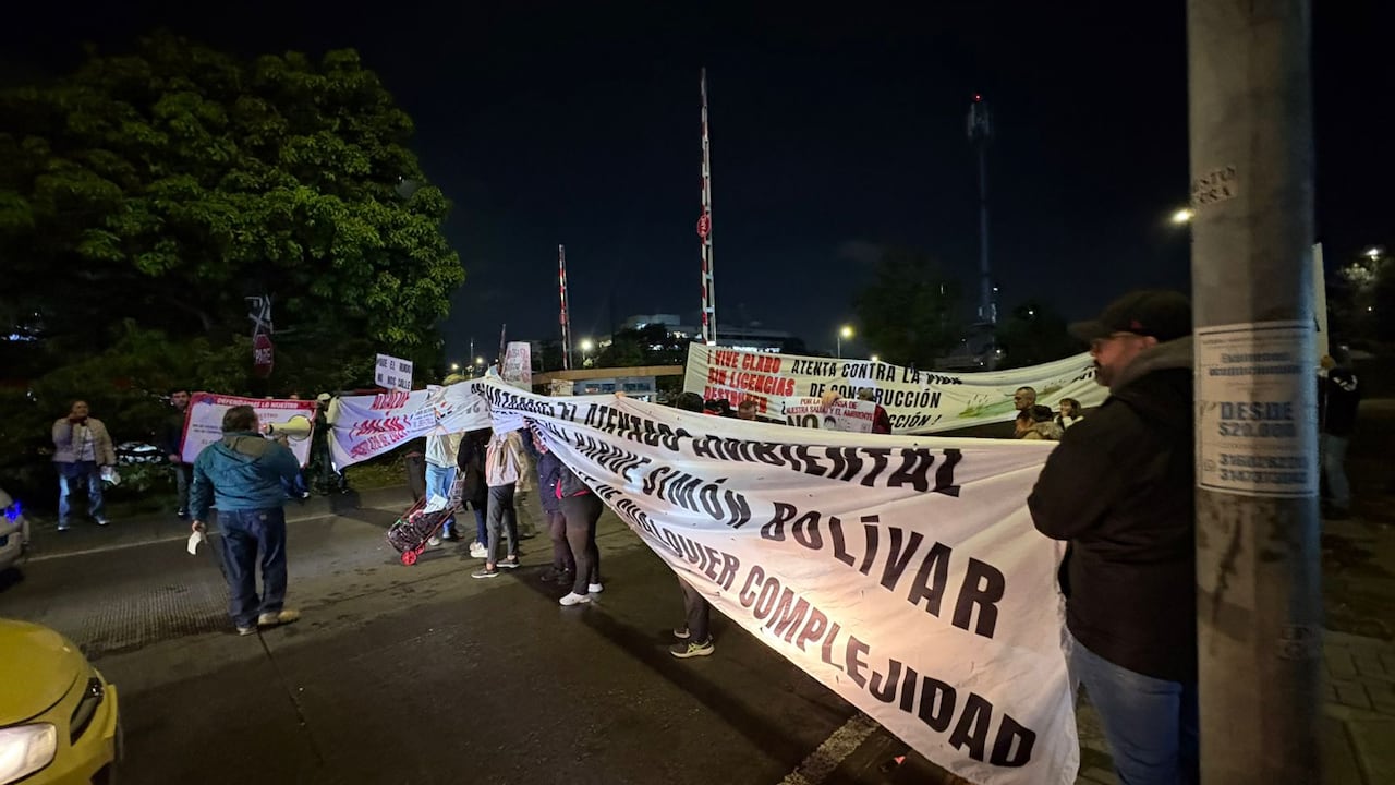 Ciudadanos realizan bloqueos en la noche del 6 de octubre de 2025.