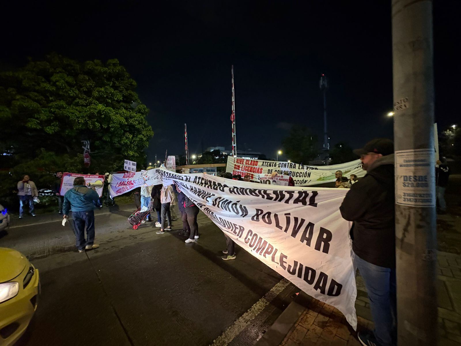 Ciudadanos realizan bloqueos en la noche del 6 de octubre de 2025.