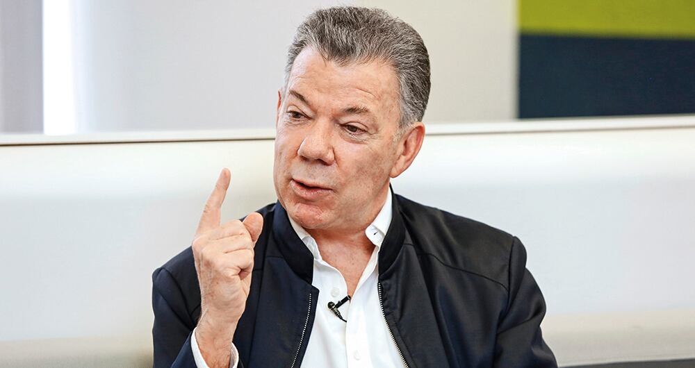 juan manuel santos Tiene una buena relación con el expresidente, pero dice que él no ha tenido injerencia en sus decisiones.