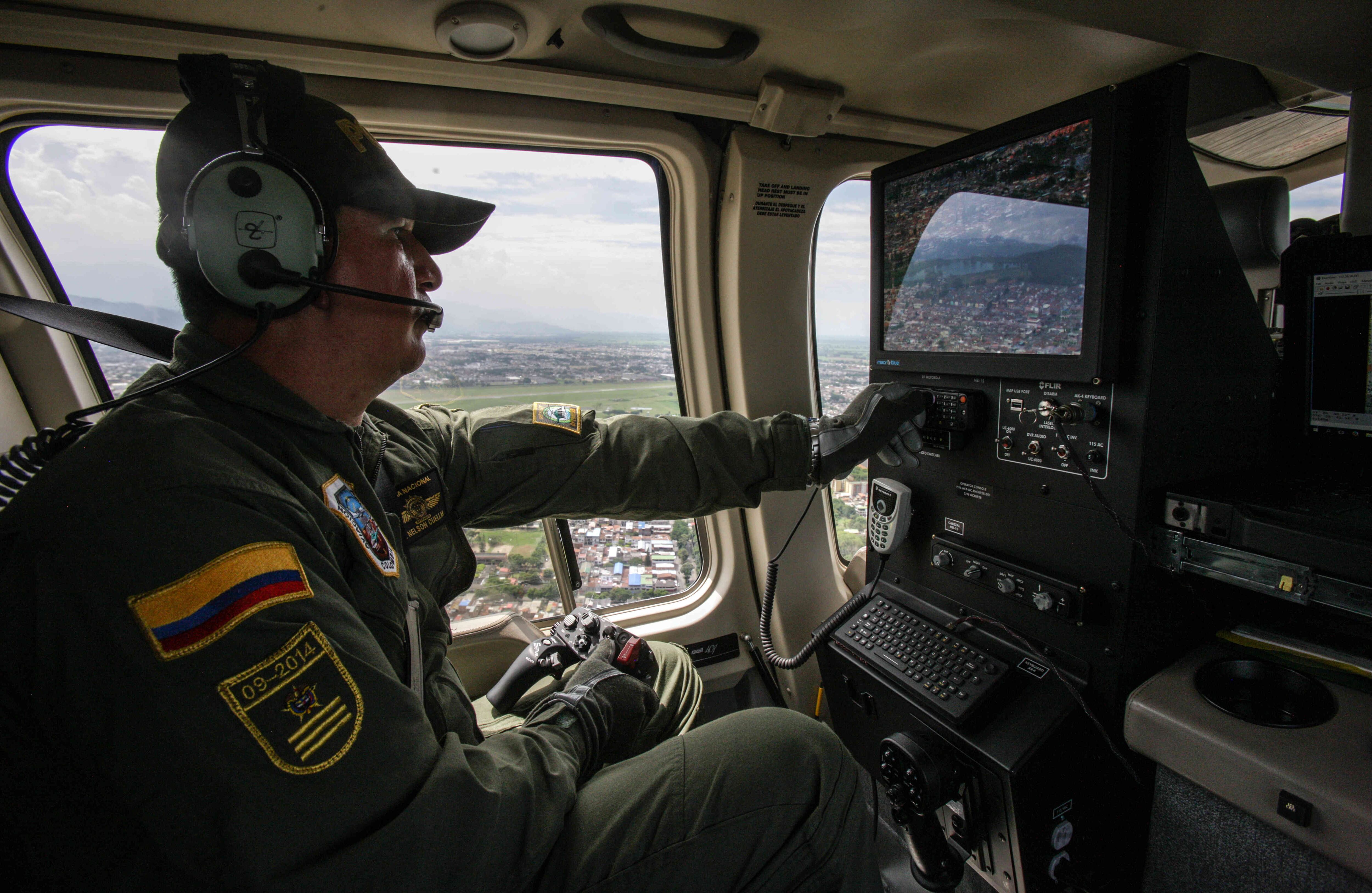 Un operador de vuelo revisa los instrumentos del nuevo helicóptero de la Policía, el miércoles 5 de julio de 2017, en Cali, durante el vuelo inaugural de la aeronave —un Bell 407 de fabricación estadounidense— que será utilizado en la lucha contra el crimen organizado, la delincuencia común y que contribuirá al mejoramiento de la seguridad pública y ciudadana. Foto: Carlos Julio Martínez / SEMANA