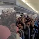 Aficionados argentinos en avión yendo a Catar.