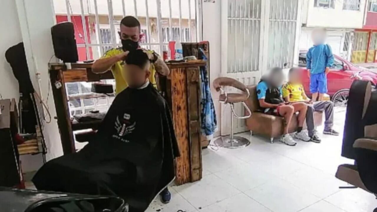 Alias el Costeño en una barbería.