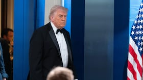 El presidente Donald Trump llega para hablar con los medios en la sala de prensa James Brady de la Casa Blanca tras una amenaza no especificada durante la cena anual de la Asociación de Corresponsales de la Casa Blanca en Washington.