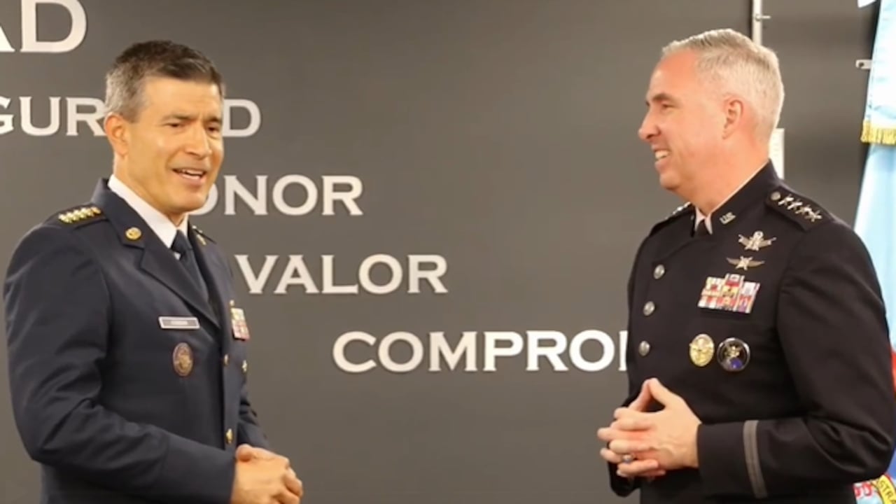 A la izquierda el general Luis Carlos Córdoba, comandante de la Fuerza Aérea y a la derecha el general Stephen Whiting, comandante del Comando Espacial de EE.UU.