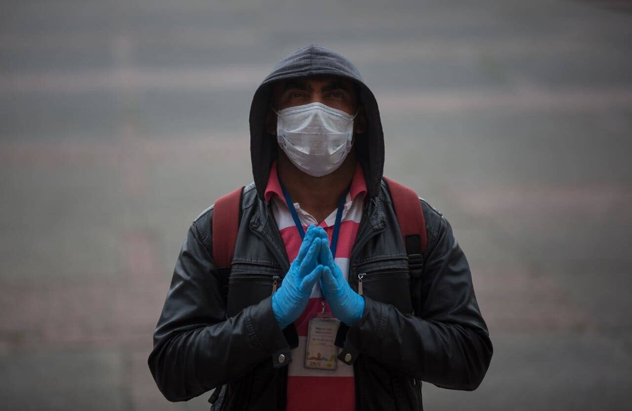 Un feligrés se acercó a uno de los templos en Bogotá con guantes y tapabocas pero no pudo ingresar a ninguna celebración litúrgica. 