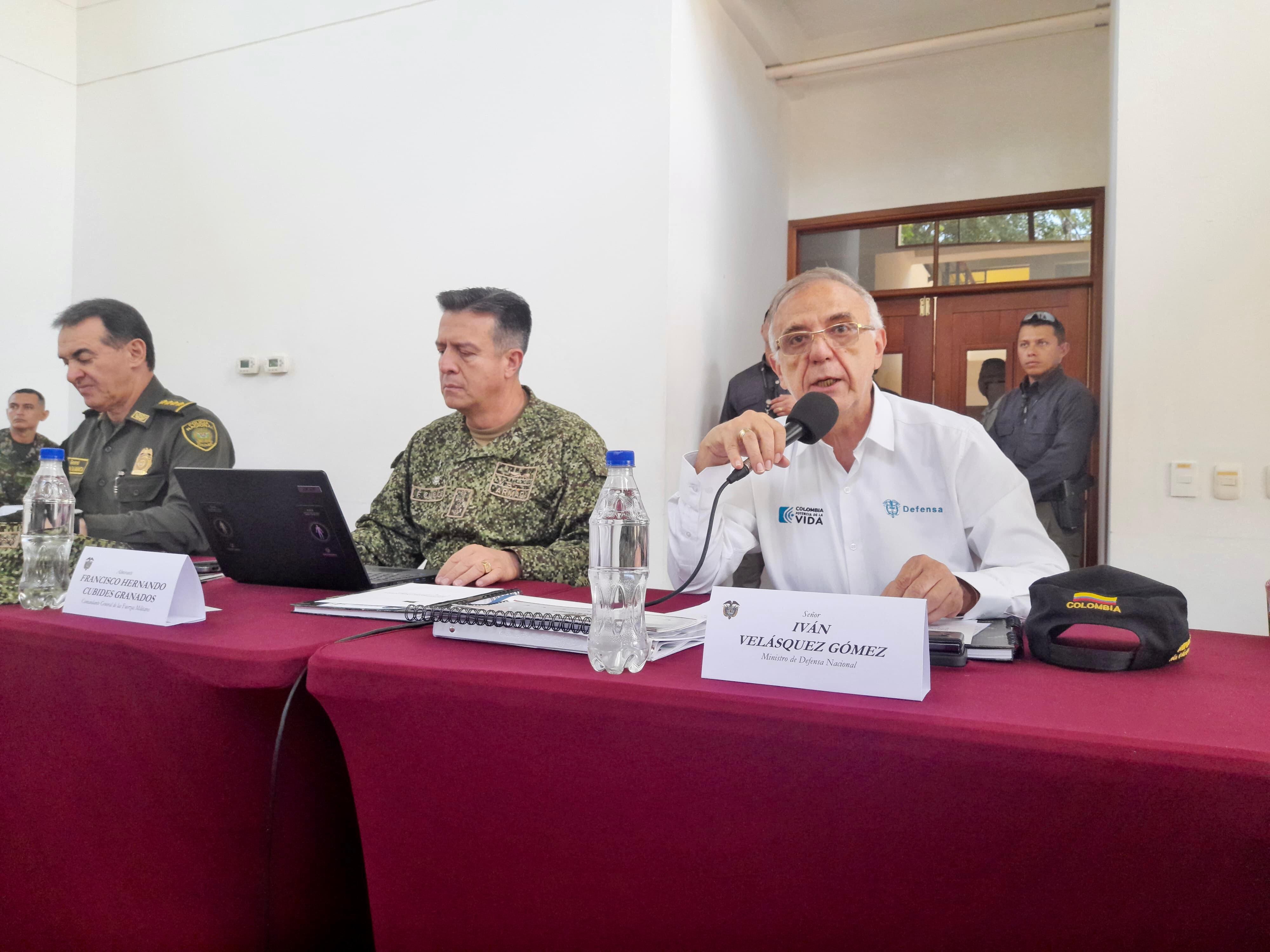 El ministro de Defensa, Iván Velásquez, lideró un consejo en Leticia, Amazonas.
