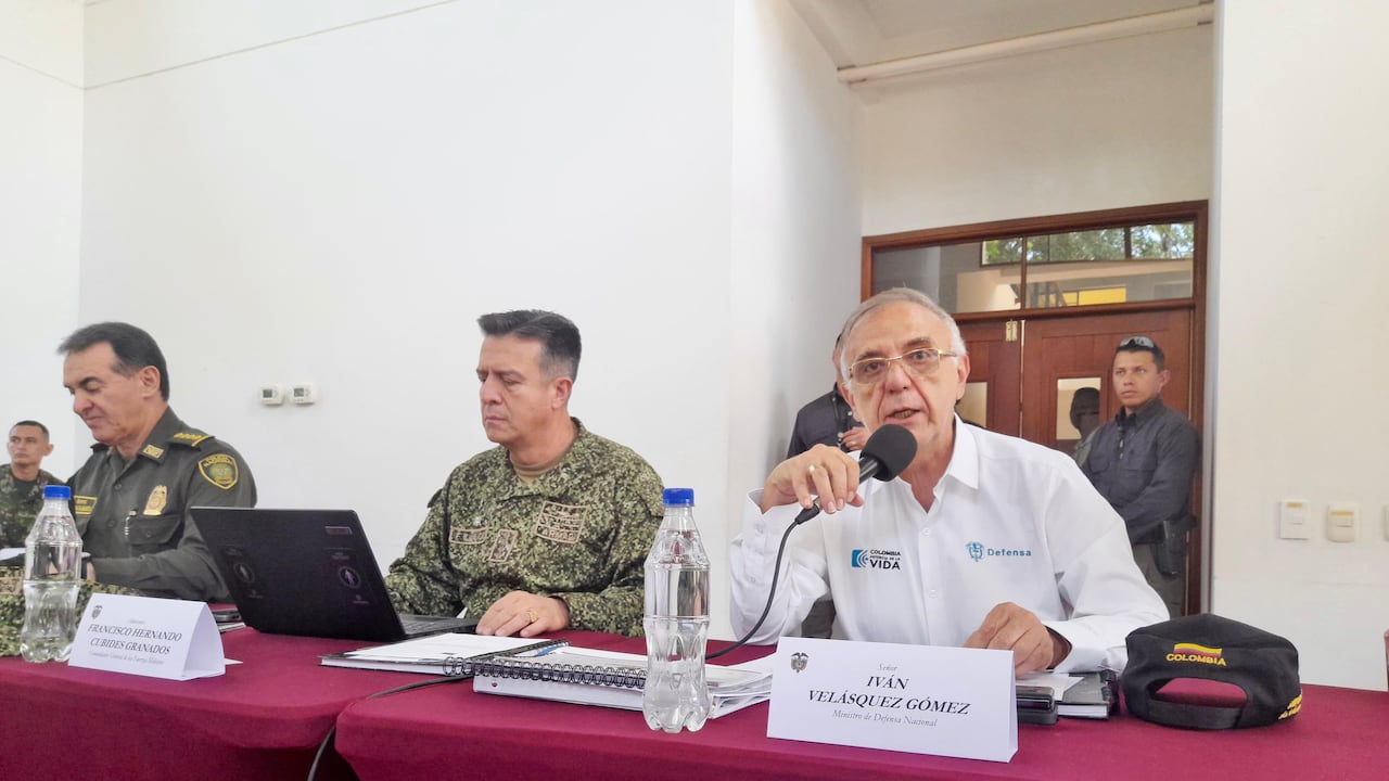 El ministro de Defensa, Iván Velásquez, lideró un consejo de seguridad en Leticia, Amazonas.