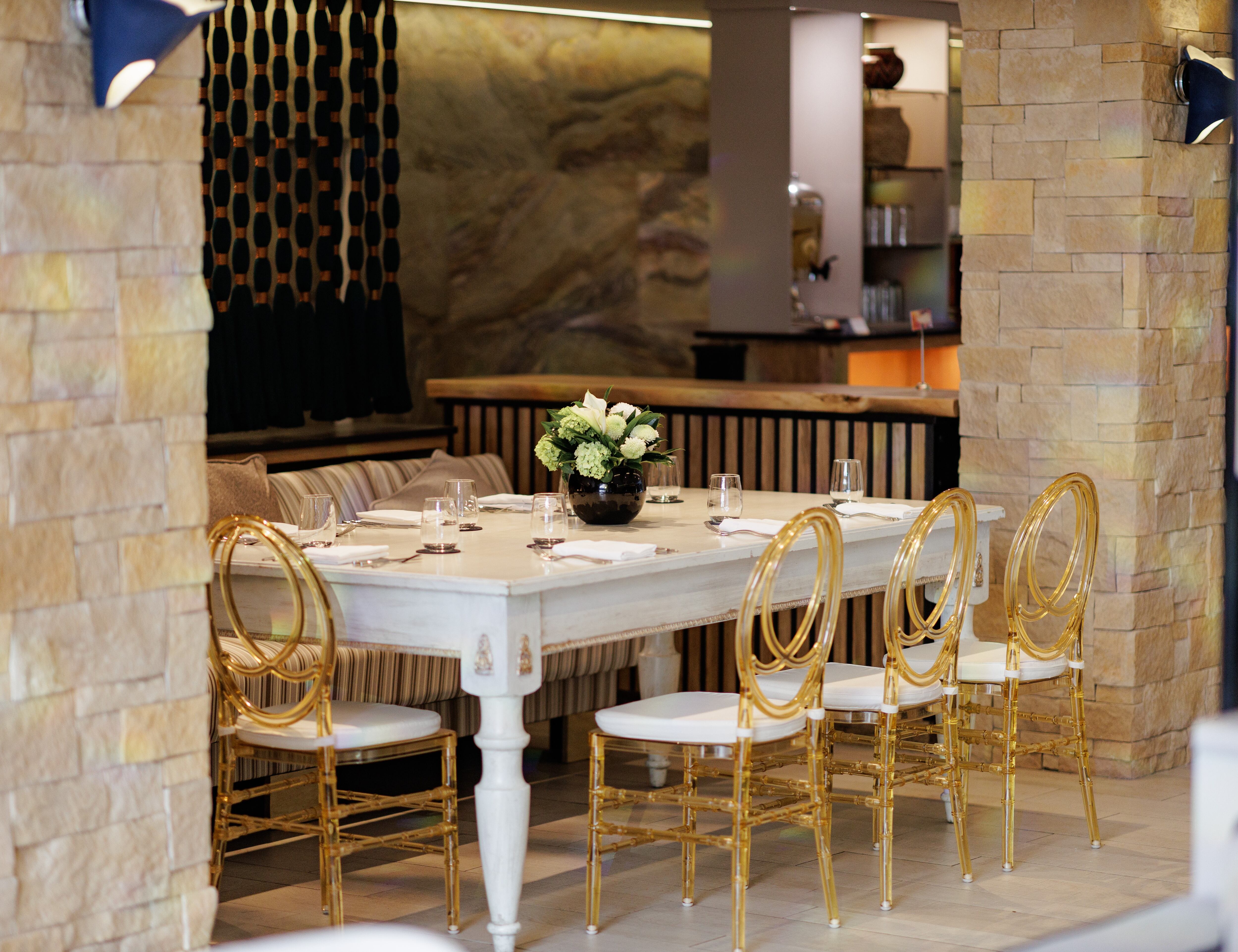 El salón tiene capacidad hasta para 130 personas en cóctel, 100 en formato auditorio y 80 en cena.