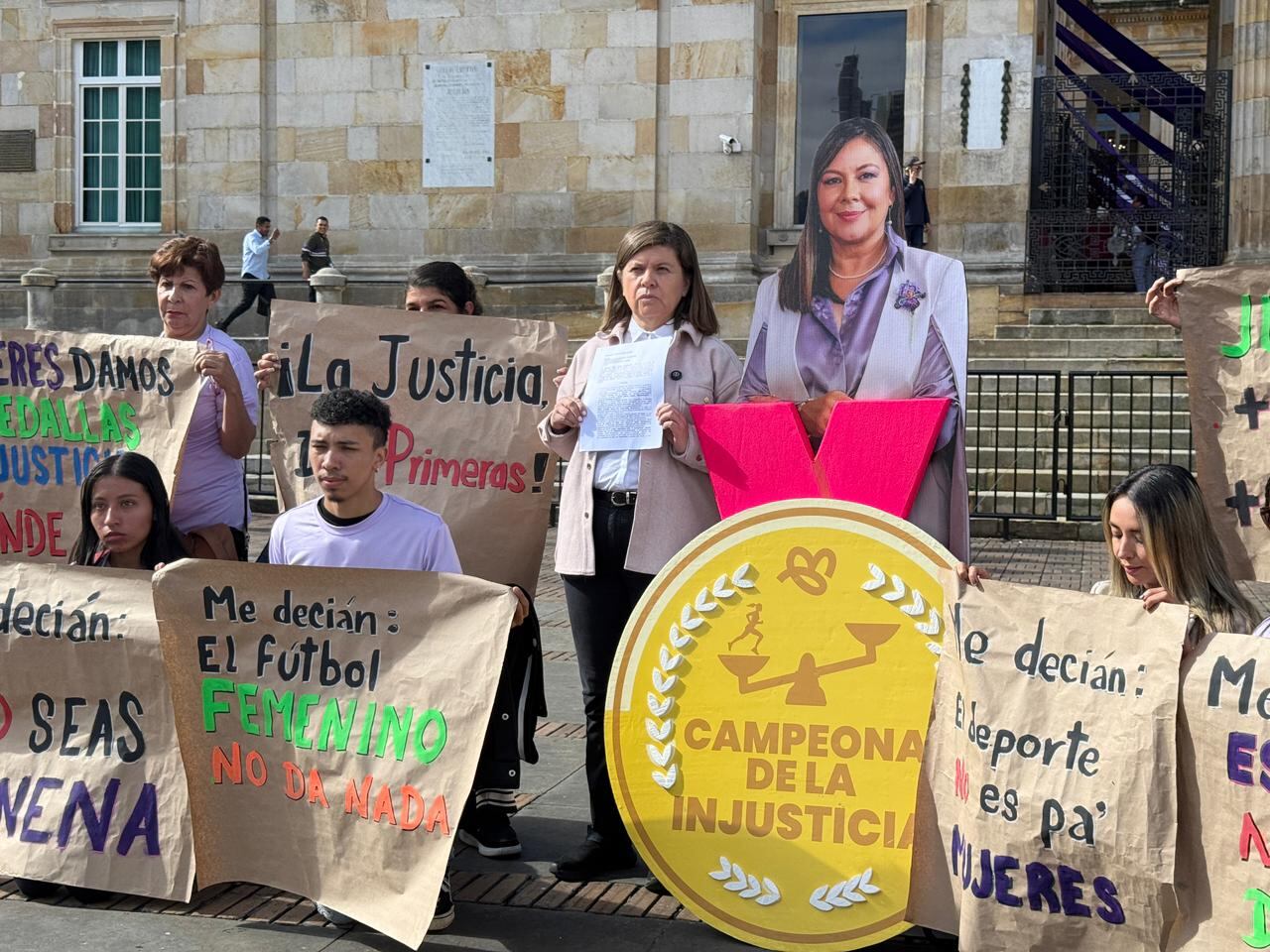 Figura de la fiscal Luz Adriana Camargo con denuncia por impunidad en casos de violencia de género.