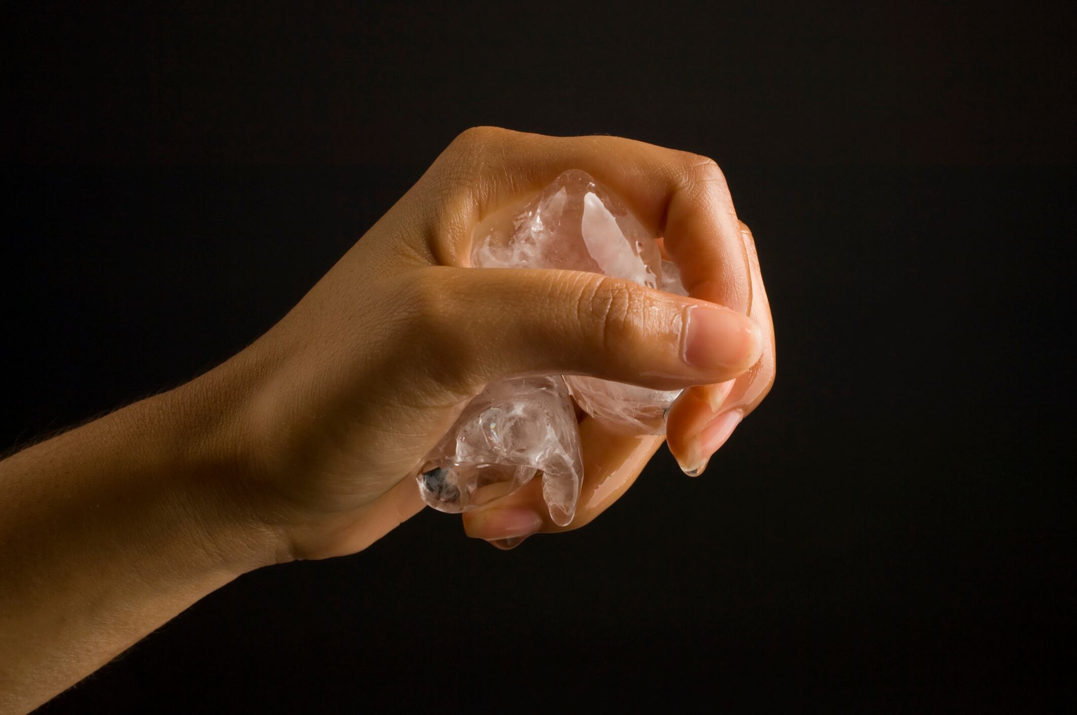 Desde tiempos ancestrales, se ha creído que el hielo posee la capacidad de absorber energías negativas y promover la armonía.