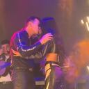 Jhonny Rivera y Jenny López protagonizaron tremendo beso en público.