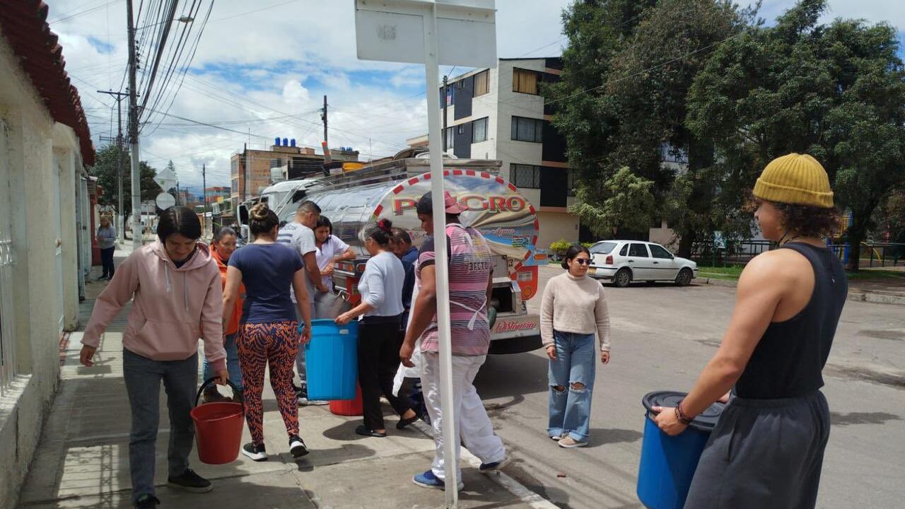 Carrotanques suministrando agua al barrio Modelia, al que aún no llega el líquido tras el racionamiento.