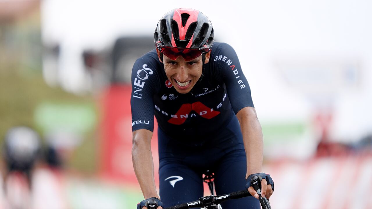 ESPINOSA DE LOS MONTEROS, ESPAÑA - 16 DE AGOSTO: Egan Arley Bernal Gómez de Colombia y Granaderos del equipo INEOS cruzan la línea de meta en la 76a Vuelta a España 2021, Etapa 3 una etapa de 202,8km desde Santo Domingo de Silos a Espinosa de los Monteros - Picón Blanco 1485m / @lavuelta / # LaVuelta21 / #CapitalMundialdelCiclismo / el 16 de agosto de 2021 en Espinosa de los Monteros, España. (Foto de Stuart Franklin / Getty Images)