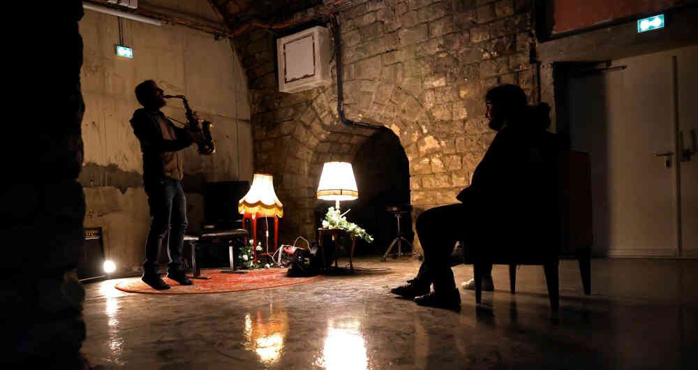 Primero hay que inscribirse y esperar, mientras se anuncian sucesivamente los nombres en la lista.