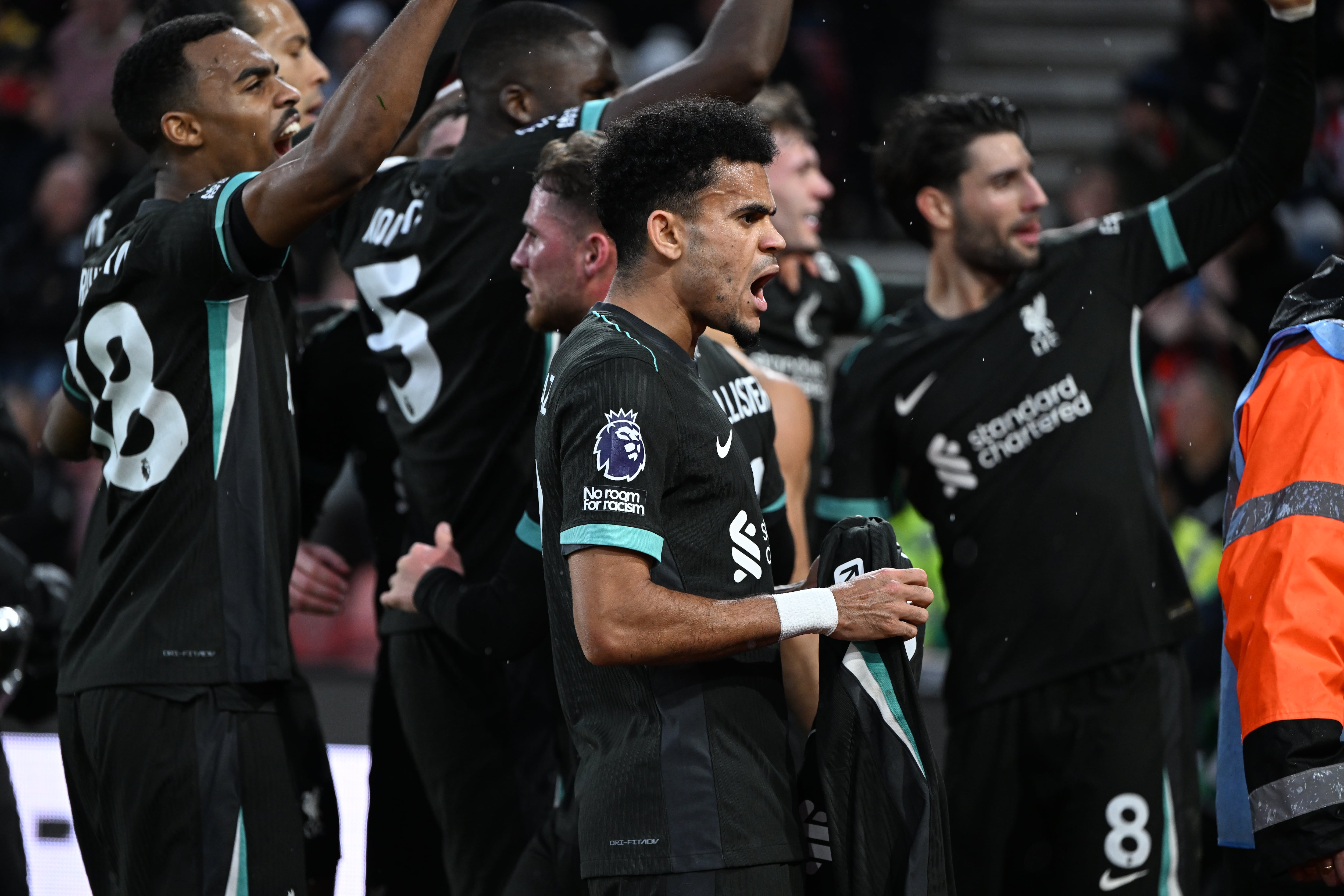 Luis Díaz, del Liverpool, después de que Mohamed Salah, del Liverpool, marque el tercer gol durante el partido de la Premier League entre el Southampton FC y el Liverpool FC en el St Mary's Stadium el 24 de noviembre de 2024 en Southampton, Inglaterra.