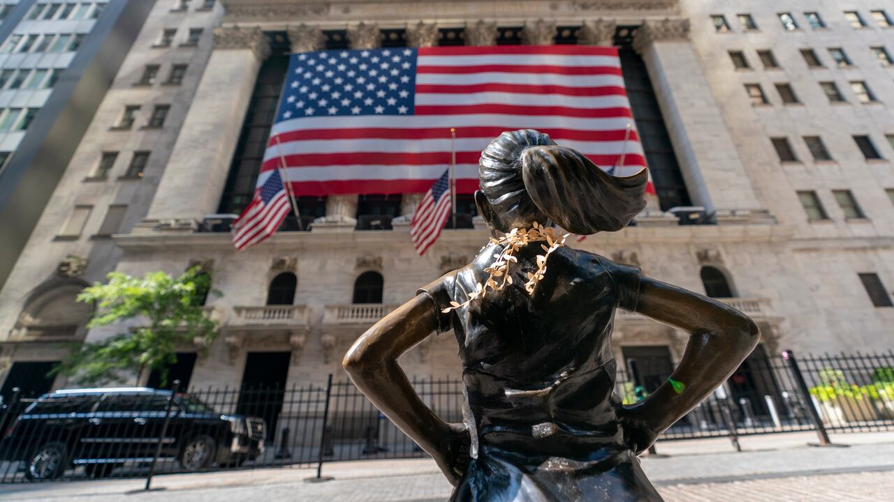La escultura de bronce "Fearless Girl" (Niña sin miedo) frente a la Bolsa de Valores de Nueva York, el lunes 21 de septiembre de 2020. (Foto AP/Mary Altaffer)