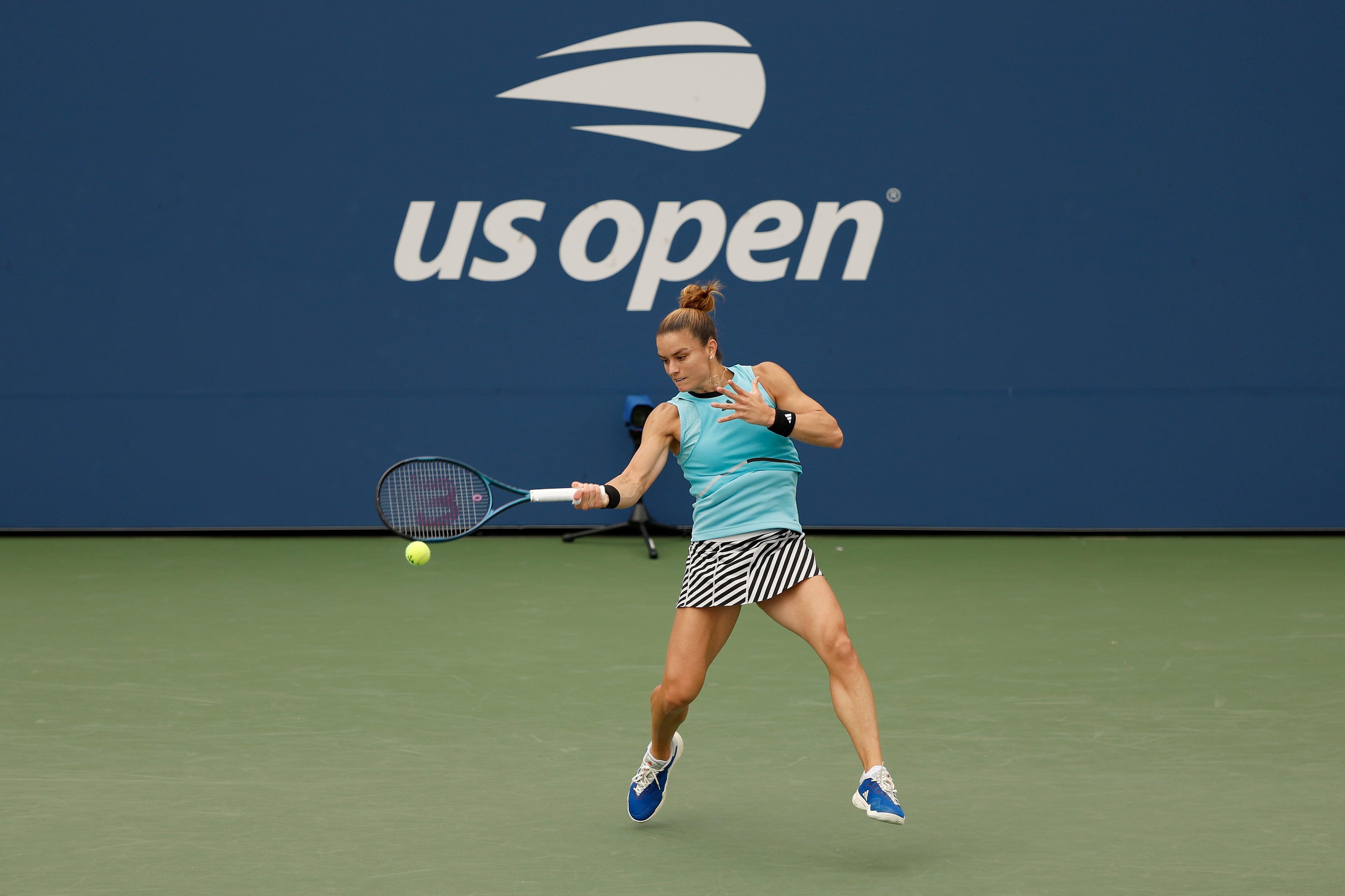 Maria Sakkari de Grecia regresa un tiro contra Rebeka Masarova de España durante su partido de primera ronda de individuales femeninos el primer día del Abierto de Estados Unidos de 2023 en el Centro Nacional de Tenis Billie Jean King de la USTA el 28 de agosto. 2023 en el barrio Flushing del distrito Queens de la ciudad de Nueva York. (Foto de Sarah Stier/Getty Images)