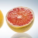 La toronja es una fruta cítrica baja en calorías y con muchos nutrientes. Foto: Getty Images.