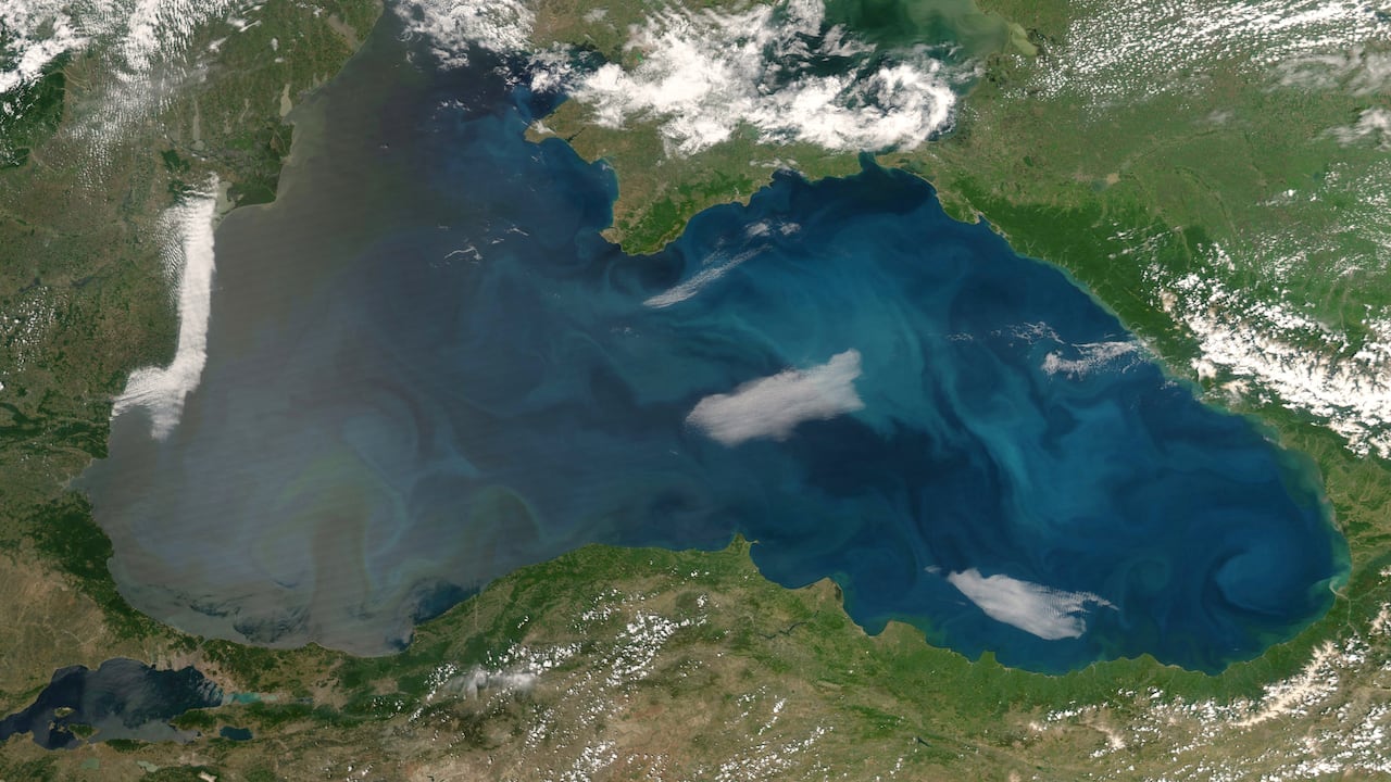 Satélites y astronautas registraron un espectáculo natural que cubrió de turquesa al Mar Negro.