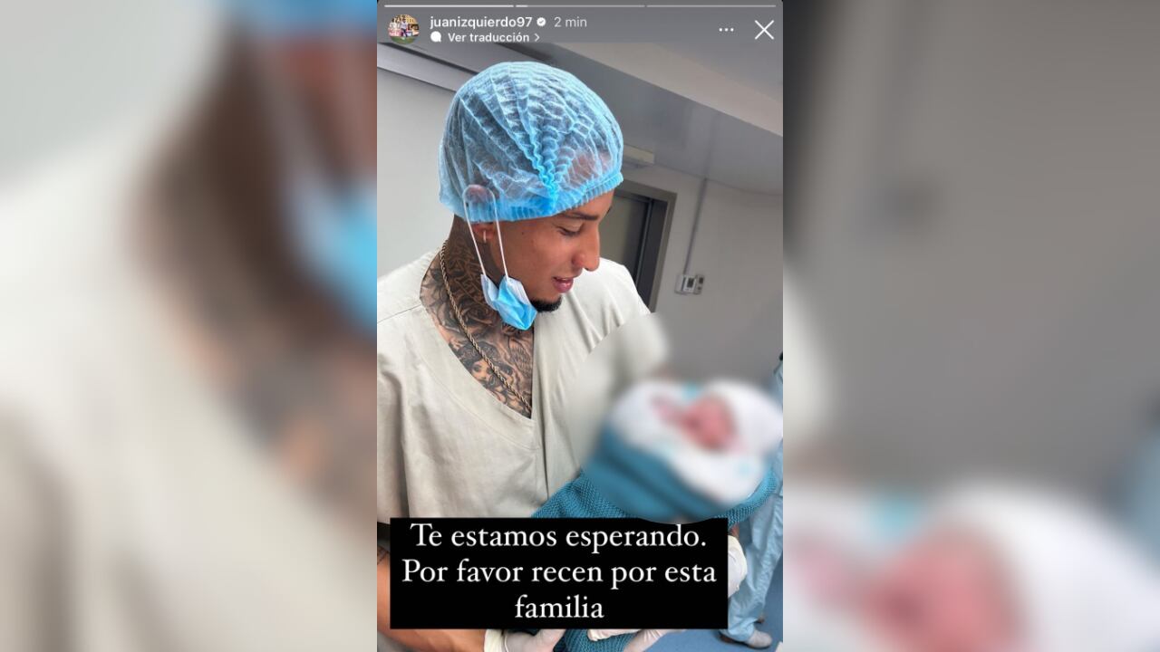 Juan Izquierdo, antes de morir, con su hija recién nacida.