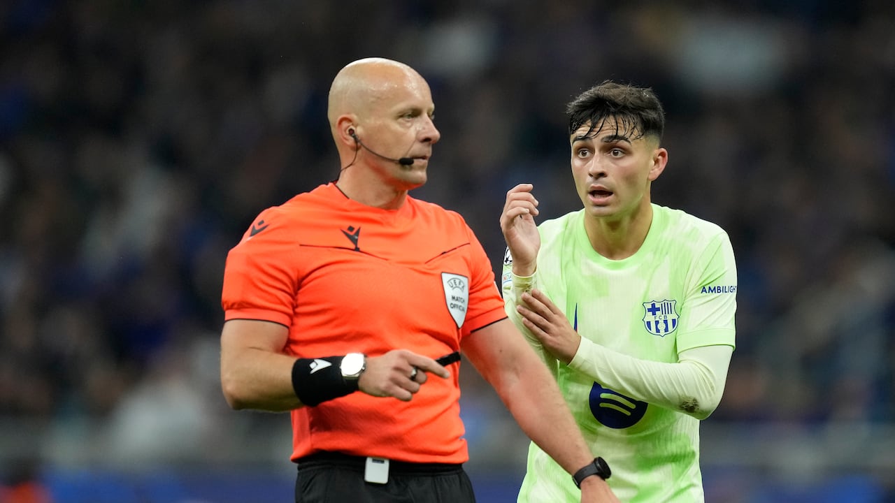Pedri discutiendo una decisión arbitral del polaco Szymon Marciniak