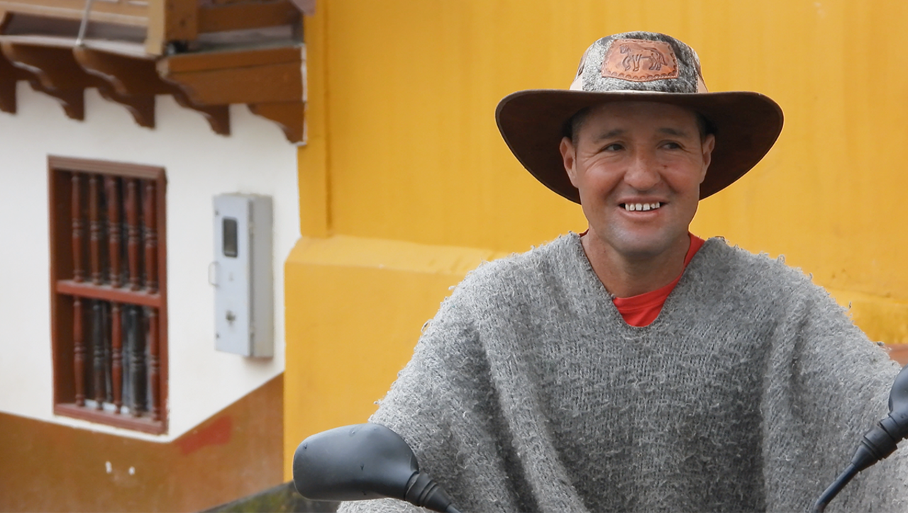 25 años después de la masacre, el director colombiano Iván Acosta presentará en el Festival de Cine Verde de Barichara su documental Gutiérrez, una deuda pendiente, una exploración cinematográfica que captura la memoria de este municipio apartado y convaleciente por la violencia.