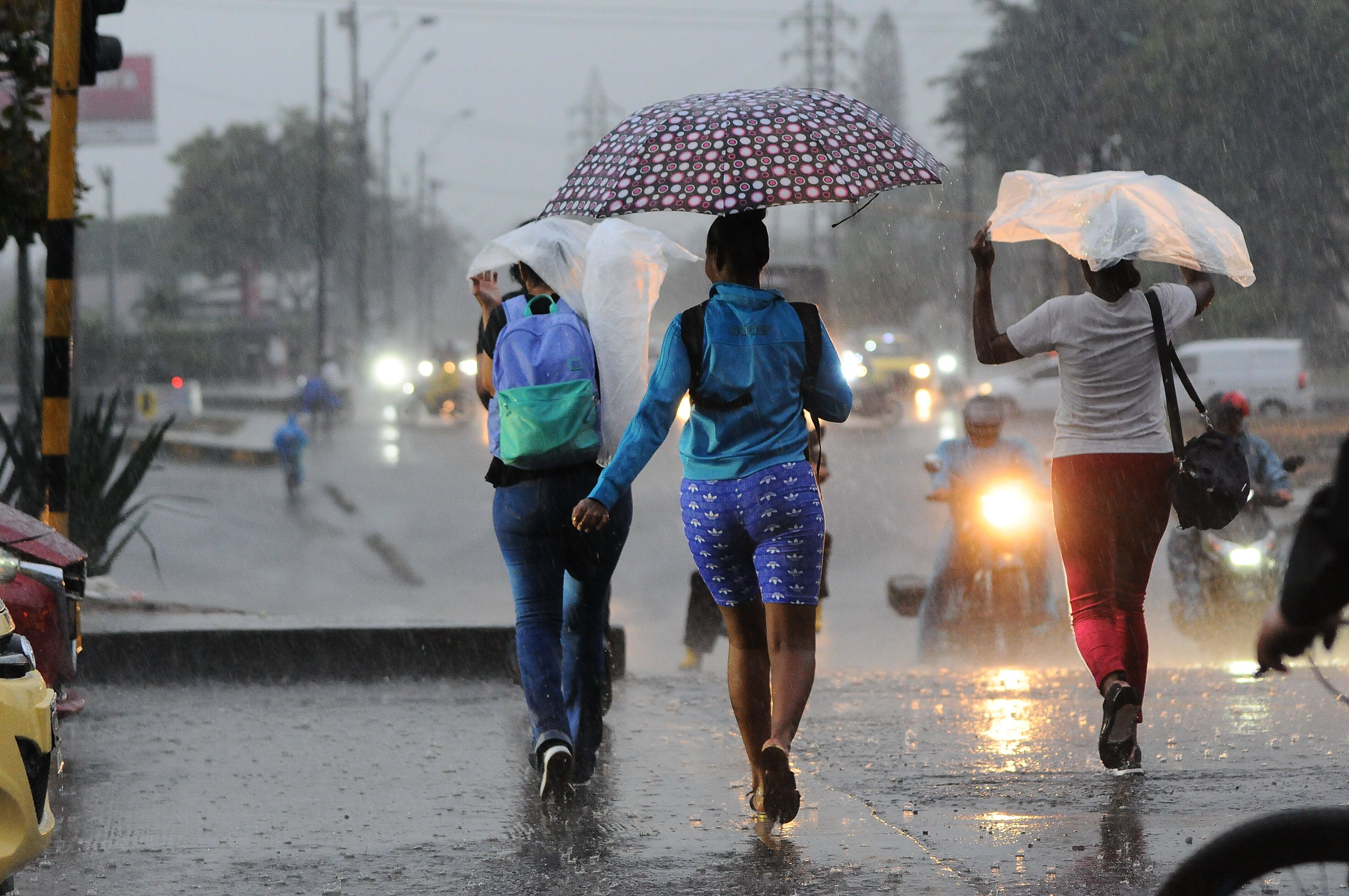 Cali: Un fuerte aguacero caído en la tarde de hoy en la ciudad género gran congestión vehicular en ciertos sectores. La lluvia se presentó más fuerte en el centro de Cali. Foto José L Guzmán. El País.  Julio 7-23