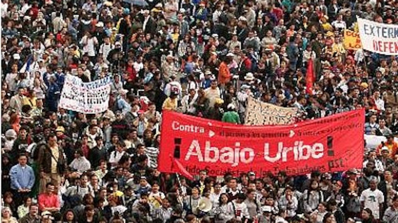 Entre los motivos del paro de profesores está su oposición a la reelección del presidente Álvaro Uribe.