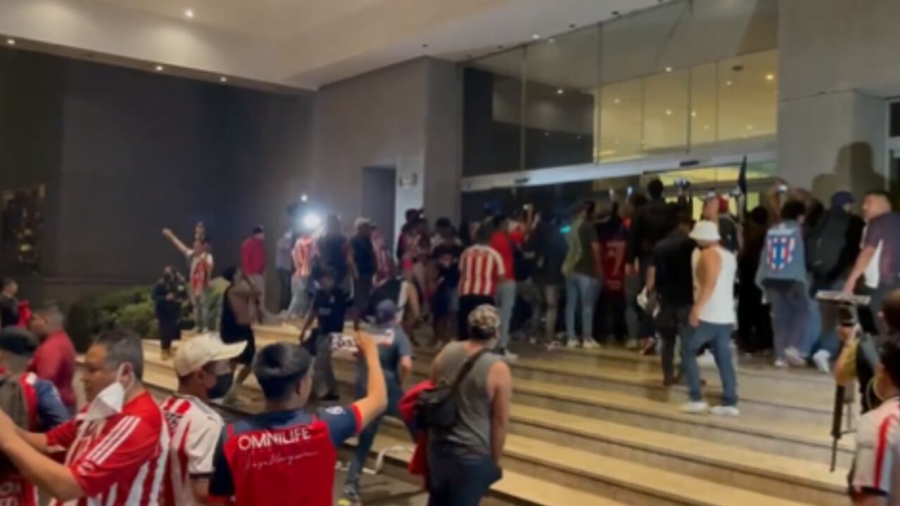 Los aficionados de Chivas causaron temor a las afueras del hotel.