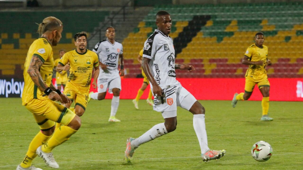 Atlético Bucaramanga vs. Envigado. El leopardo perdió en casa 2 goles por 1 y su técnico renunció.