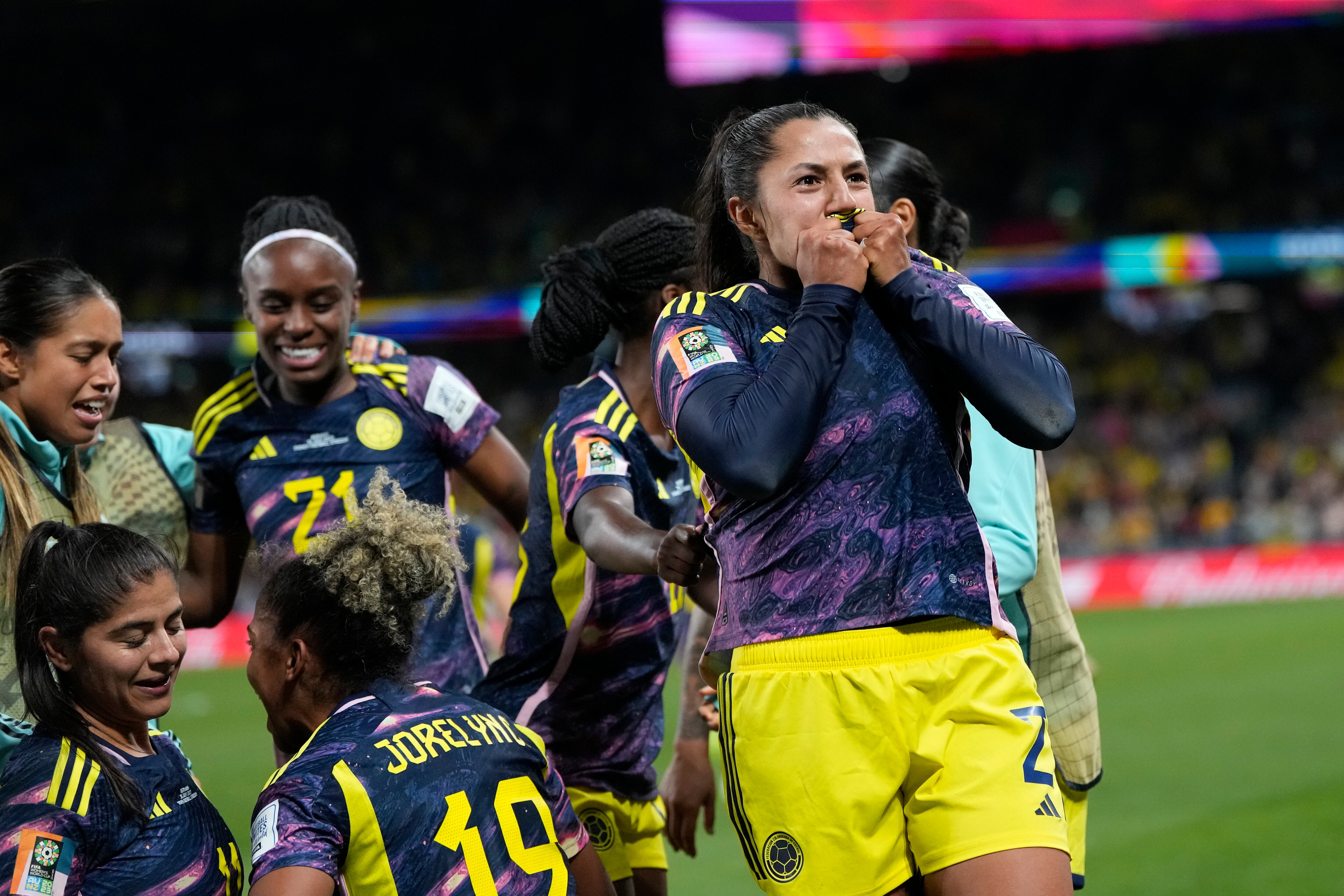 Manuela Vanegas de Colombia, a la derecha, celebra después de anotar el segundo gol de su equipo durante el partido de fútbol del Grupo H de la Copa Mundial Femenina entre Alemania y Colombia en el Estadio de Fútbol de Sídney, en Sídney, Australia, el domingo 30 de julio de 2023. (Foto AP/Rick Rycroft)