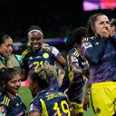 Manuela Vanegas de Colombia, a la derecha, celebra después de anotar el segundo gol de su equipo durante el partido de fútbol del Grupo H de la Copa Mundial Femenina entre Alemania y Colombia en el Estadio de Fútbol de Sídney, en Sídney, Australia, el domingo 30 de julio de 2023. (Foto AP/Rick Rycroft)