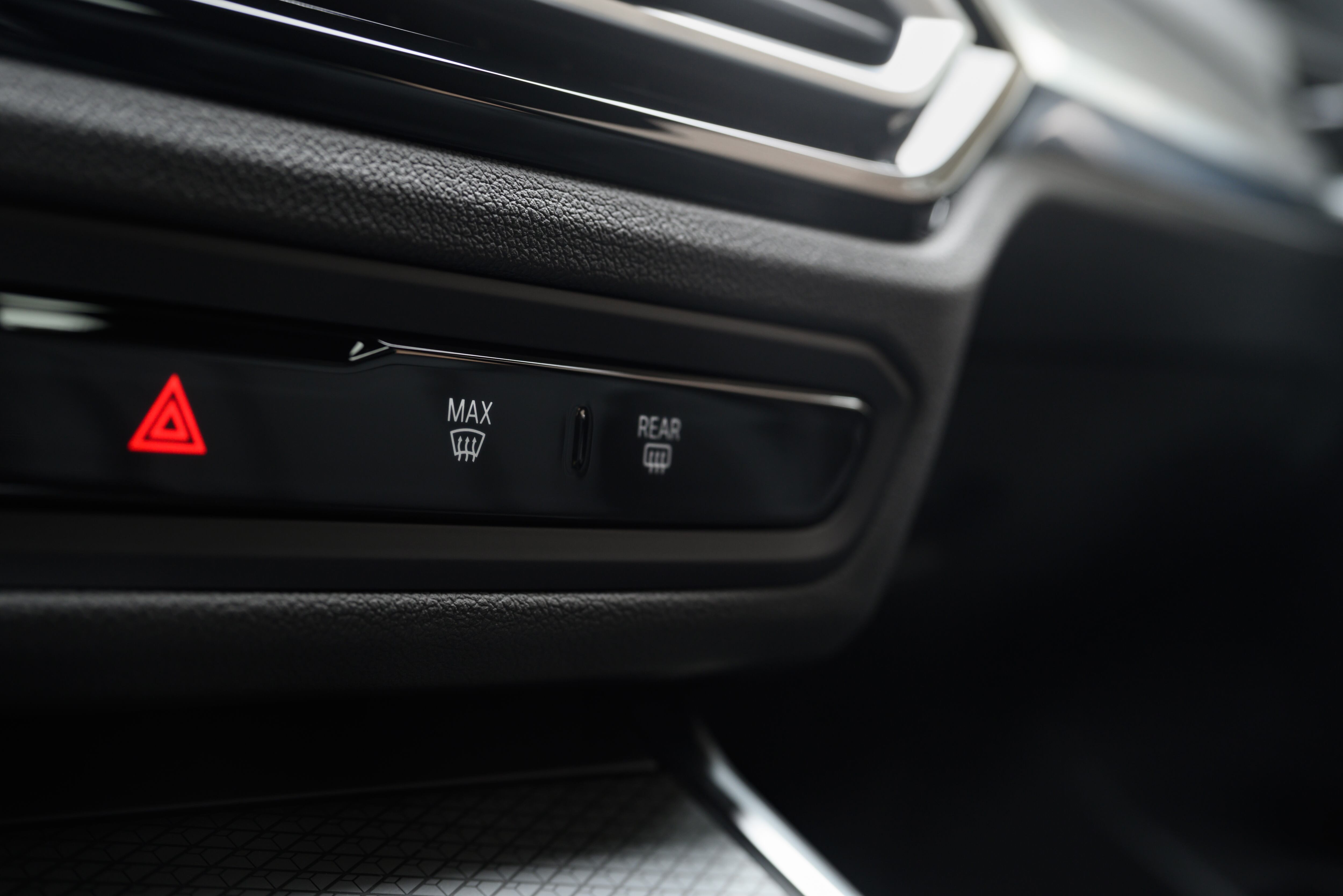 La función Max defroster permite desempañar los cristales de forma rápida.