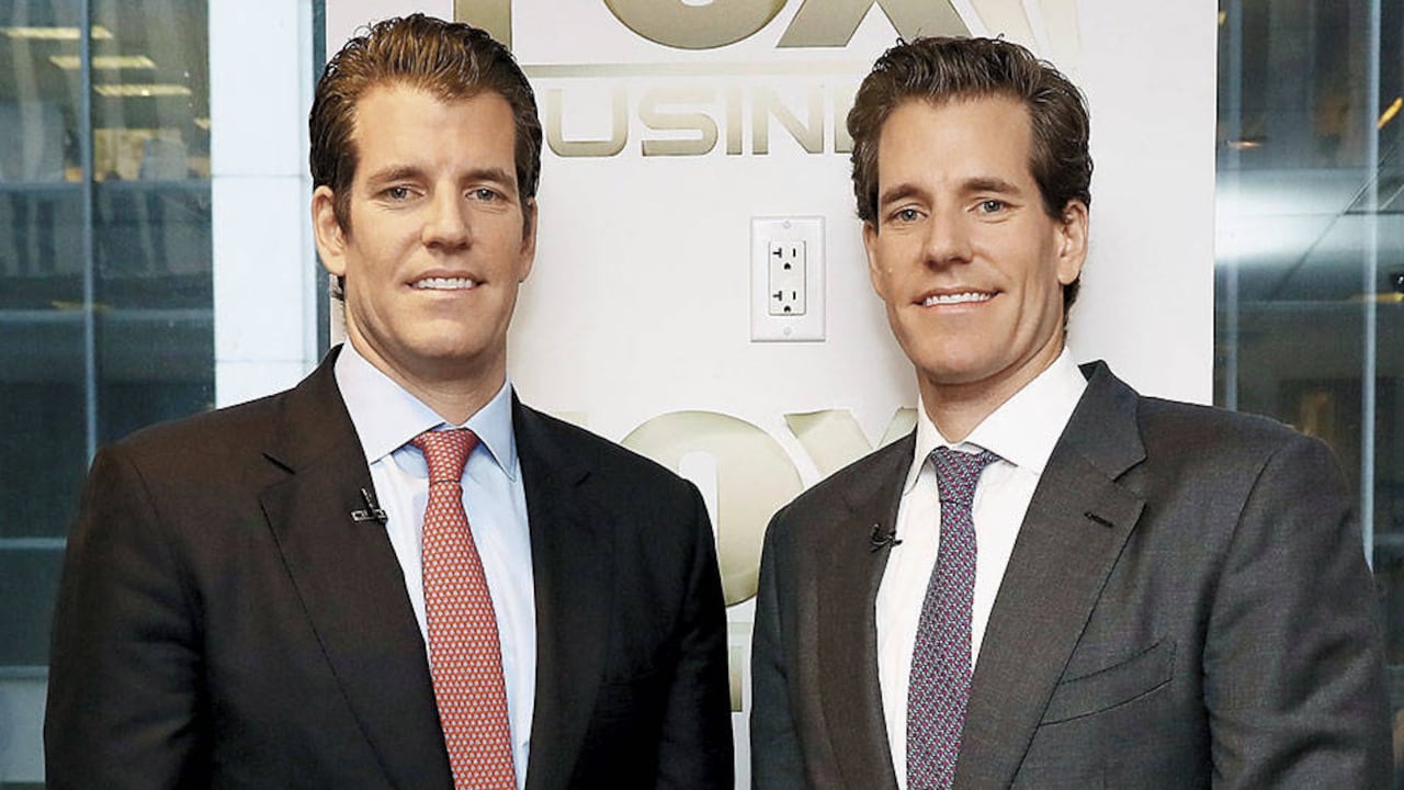 Tyler y Cameron Winklevoss estudiaban con Zuckerberg en Harvard y lo habían contactado para desarrollar ContectU, una especie de plataforma social. Ellos dicen que Facebook se basó en gran parte de sus ideas. Hoy tienen unos 1.400 millones de dólares tras invertir en bitcoines.