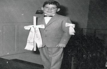 A los 8 años hizo su primera comunión con sus compañeros del Colegio San Carlos en Bogotá.