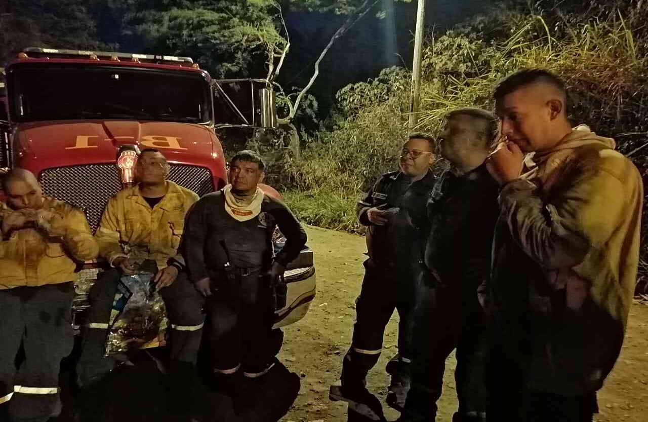 Desde el Cuerpo de Bomberos de Cali destacan que durante la emergencia la comunidad fue muy solidaria y ofrecieron ayudas a los voluntarios que intentaban apagar las llamas. 