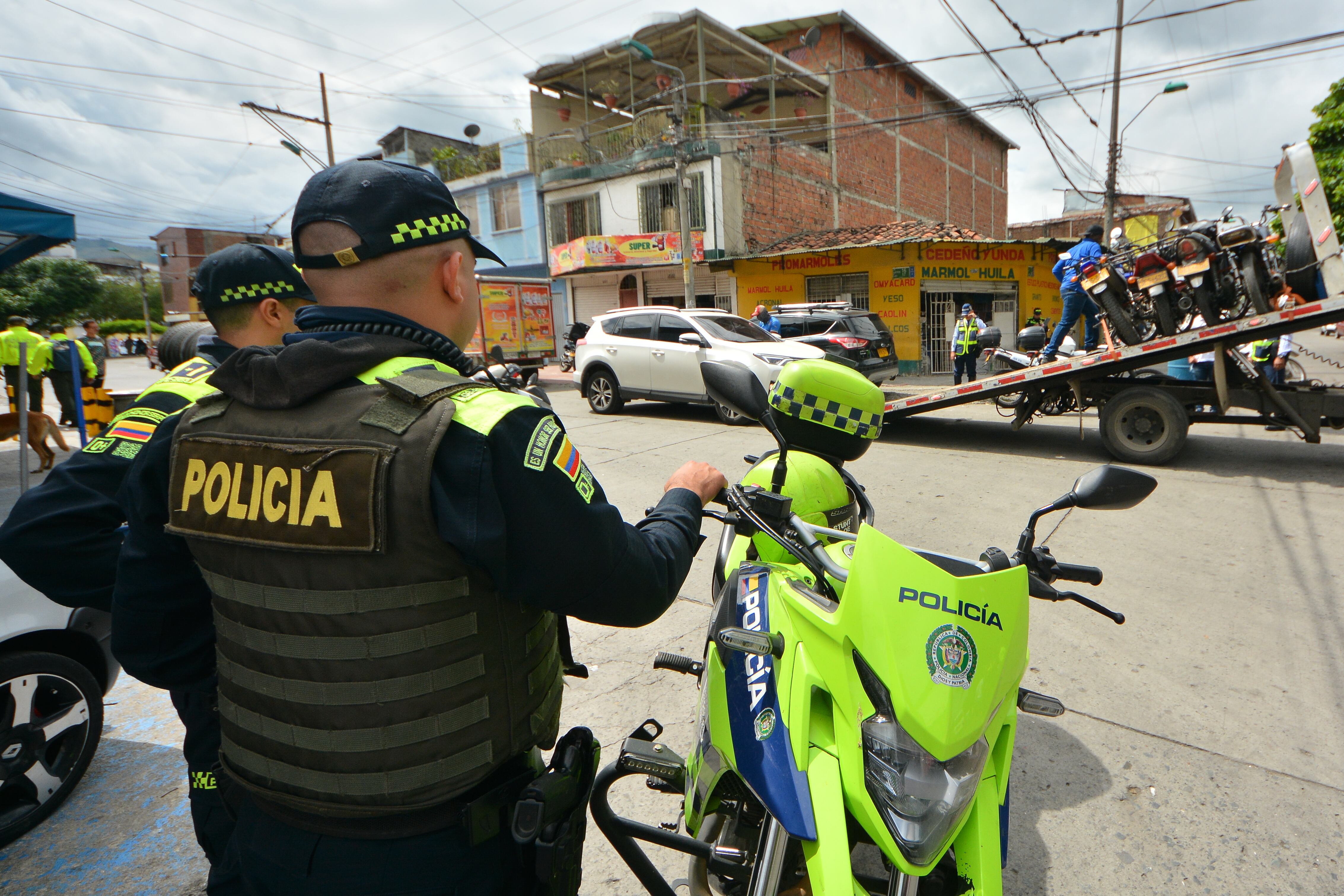 Autoridades desplegaron un operativo sorpresa en el sector de la calle 16 en el centro de Cali, para hacer frente al hurto de vehículos y el comercio ilegal de autopartes. Más de 250 uniformados de la Policía Metropolitana Santiago de Cali, acompañados por el Alcalde, la Secretaría de Movilidad y la Secretaria de Seguridad y Justicia, llegaron hasta el lugar con un completo dispositivo de capacidades periciales,  técnicas, tecnológicas y logísticas