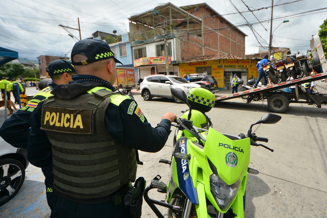 Autoridades desplegaron un operativo sorpresa en el sector de la calle 16 en el centro de Cali, para hacer frente al hurto de vehículos y el comercio ilegal de autopartes. Más de 250 uniformados de la Policía Metropolitana Santiago de Cali, acompañados por el Alcalde, la Secretaría de Movilidad y la Secretaria de Seguridad y Justicia, llegaron hasta el lugar con un completo dispositivo de capacidades periciales, técnicas, tecnológicas y logísticas